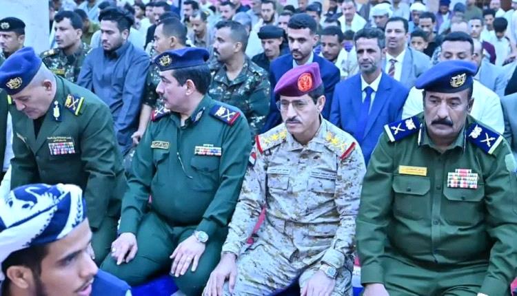 وزير الدفاع يؤدي صلاة العيد مع عدد من الوزراء والمسؤولين في العاصمة عدن