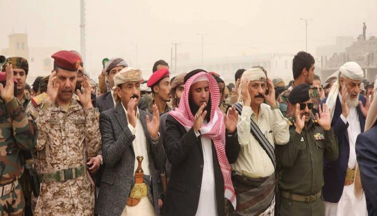 قائد قوات التحالف العربي بشبوة يؤدى صلاة عيد الفطر المبارك مع جموع المصلين بمدينة عتق