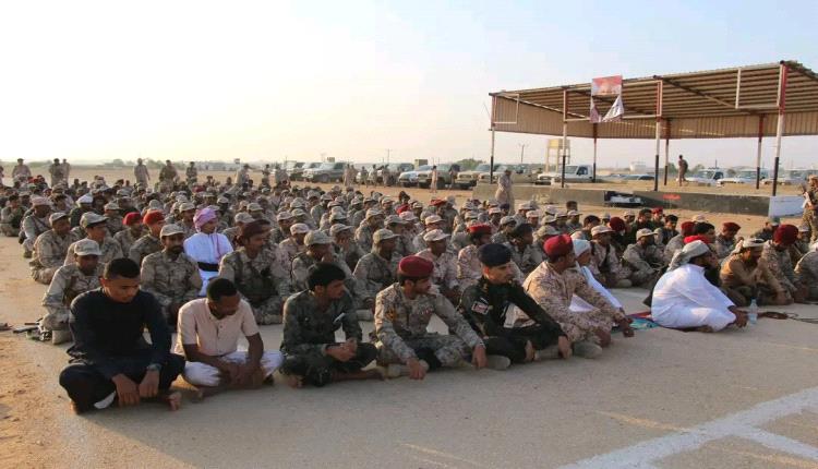قيادة وضباط قوات درع الوطن في المهرة يؤدون صلاة عيد الفطر بمحور الغيضة