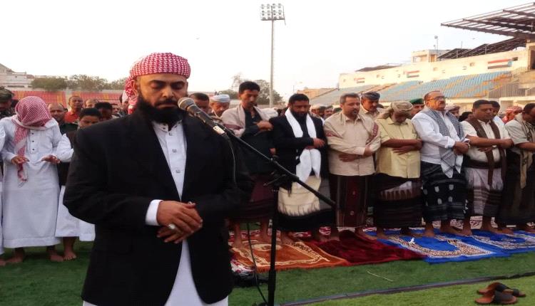 محافظ لحج يؤدي صلاة عيد الفطر مع جموع المصلين ويزور المرضى في مستشفى ابن خلدون