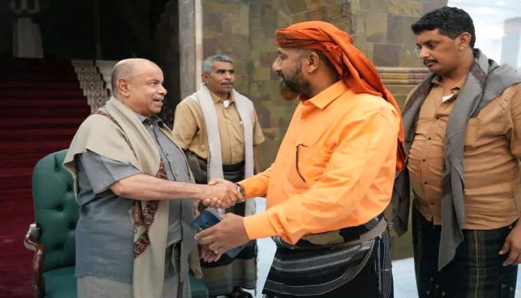 عضو مجلس القيادة الرئاسي محافظ حضرموت يؤدي صلاة العيد ويستقبل جموع المهنئين