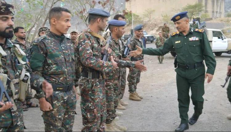 قيادة شرطة تعز تنفذ زيارات عيدية ميدانية لتعزيز الجاهزية وتكريم جهود منتسبي الأمن