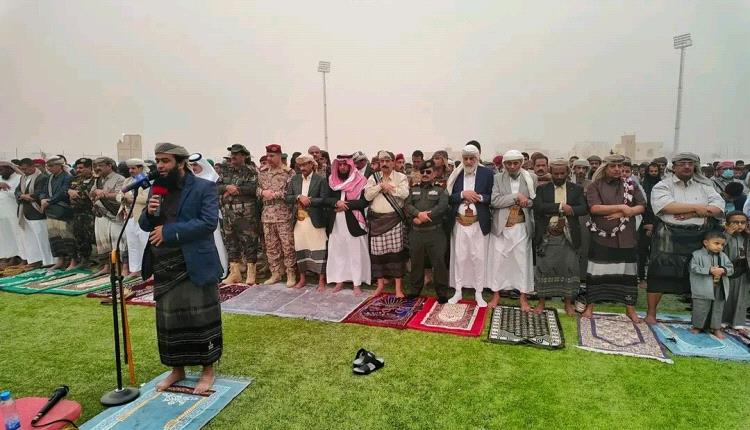محافظ شبوة يؤدي صلاة عيد الفطر مع جموع المواطنين في عتق