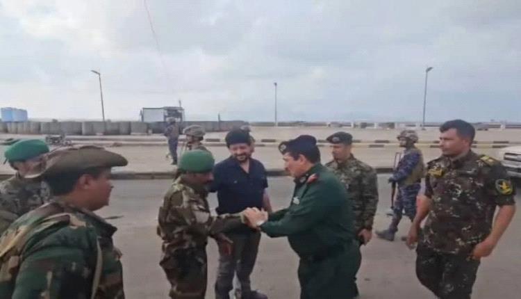 وزير الداخلية يتفقد عدداً من النقاط الأمنية في عدن ويهنئ منتسبيها بعيد الفطر