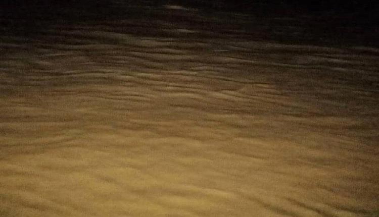 سيول وادي أحور تعزل الطريق بين حضرموت وعدن وتحذيرات عاجلة للسائقين