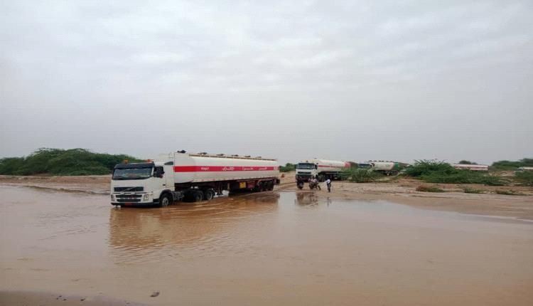سيول وادي أحور تعزل الطريق الدولي وتفاقم معاناة المسافرين وسط مطالبات بتدخل عاجل