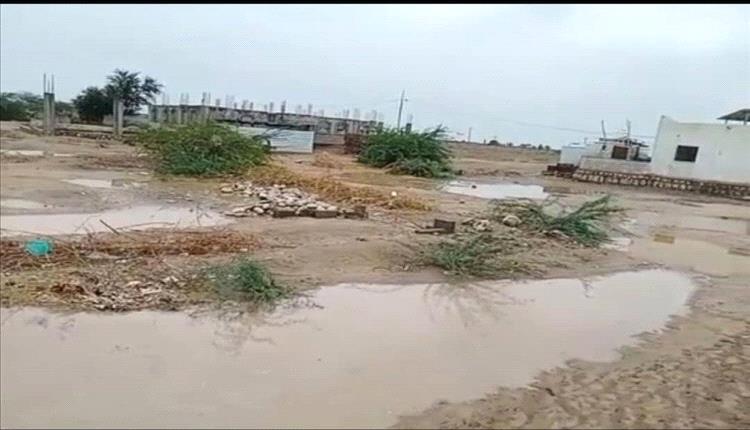 أمطار غزيرة تضرب أبين وتخلّف أضراراً واسعة في منازل المواطنين