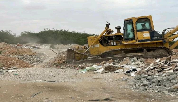 بتوجيهات المحافظ.. فرق ميدانية تباشر تنظيف مخارج الجسور بالمهرة تحسباً للأمطار