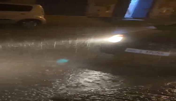 أمطار تهطل على عدن وتحذيرات من اضطرابات وتقلبات جوية قادمة