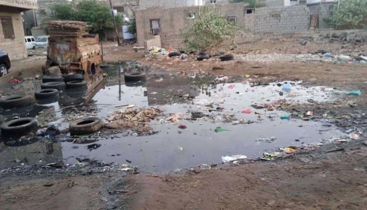 تصاعد مخيف للحميات في عدن نتيجة تلوث مياه الصرف الصحي