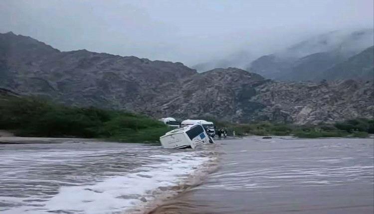 سيول جارفة تجرف باص نقل جماعي في أبين