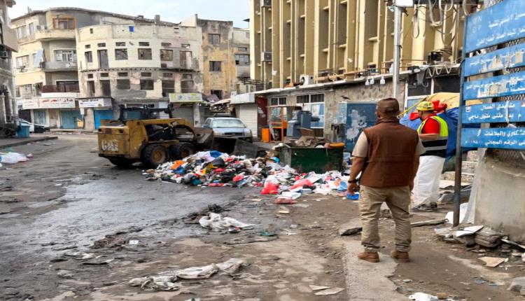 عدن.. مدير عام صيرة يطلع على سير أعمال رفع مخلفات الأمطار في المديرية