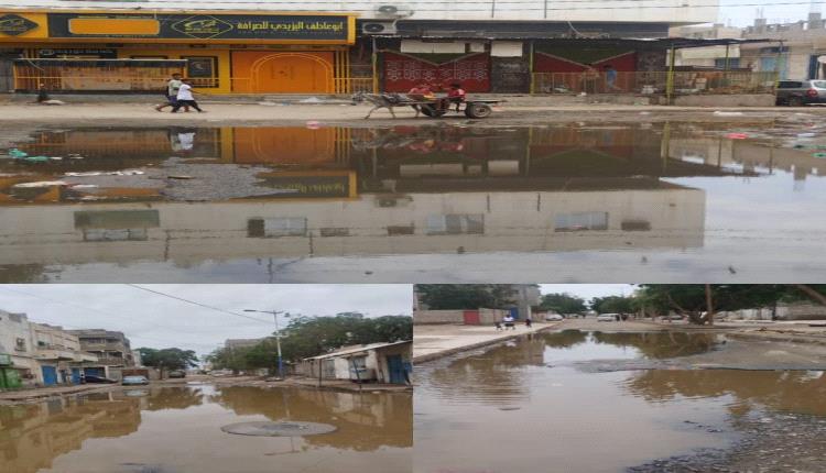 أبين.. مياه الأمطار الراكدة تغرق شوارع جعار والسلطة المحلية تتعامل مع الأمر بتجاهل