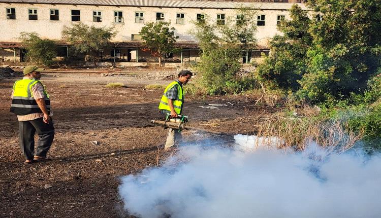 تنفيذا لتوجيهات وزير الدولة محافظ عدن.. صحة البيئة بصيرة يواصل تنفيذ حملة رش ضبابي واسعة عقب الأمطار