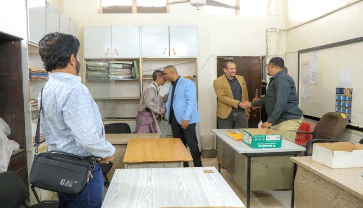 وكيل محافظة عدن يتفقد مستوى الانضباط الوظيفي في المؤسسة المحلية للمياه