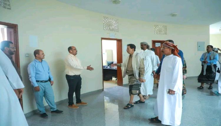 محافظ المهرة يطلع على انتظام الدوام الحكومي ويشيد بالالتزام الوظيفي عقب عيد الفطر