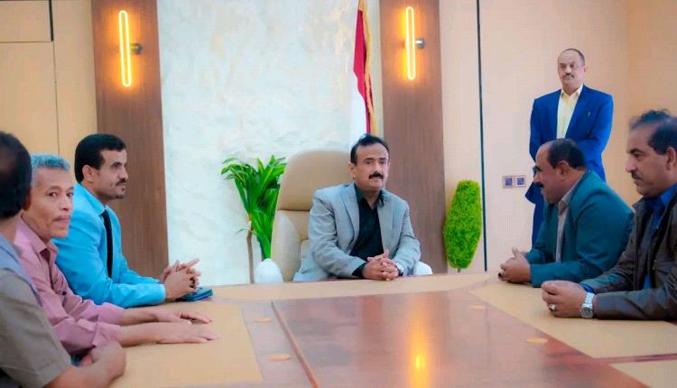 المحافظ بن الوزير يشدد على تعزيز الانضباط والارتقاء بالأداء الوظيفي ويؤكد المضي نحو إصلاح الاداء الإداري