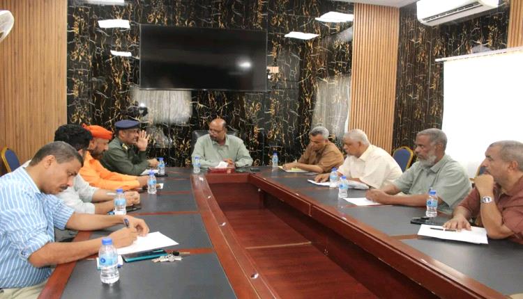 المكلا ترفع جاهزيتها القصوى لمواجهة المنخفض الجوي باجتماع طارئ وإجراءات ميدانية عاجلة