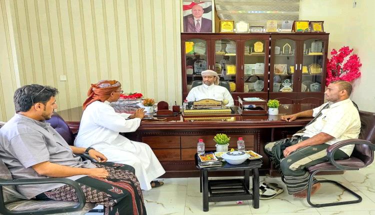 الوكيل الأول بالمهرة يتفقد استعدادات الطرق لمواجهة سيول المنخفض الجوي