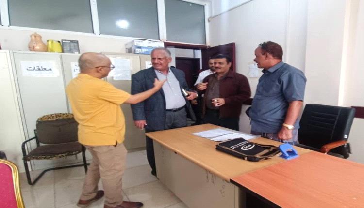 وكيل عدن "شائع" يتفقد مستوى الإنضباط الوظيفي في ديوان السلطة المحلية بمديرية المنصورة