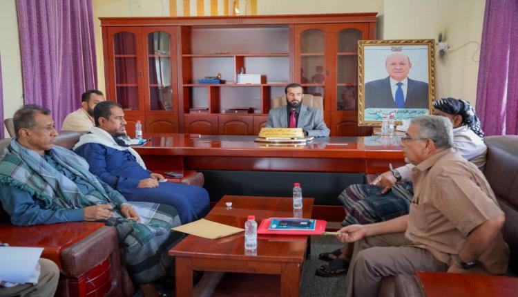 محافظ أبين خلال لقائه لجنة تقييم ومراجعة أعمال المرافق الإيرادية يؤكد لا إيراد إلا بقانون