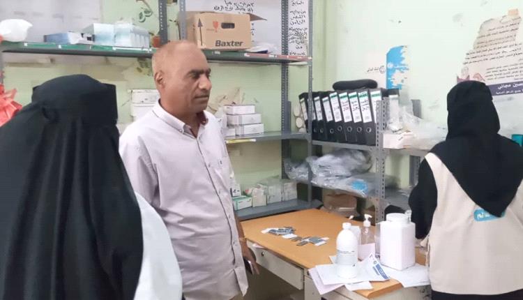 أبين.. مدير مكتب الصحة بمديرية زنجبار يطلع على سير العمل بالوحدة الصحية في منطقة عمودية بمديرية زنجبار
