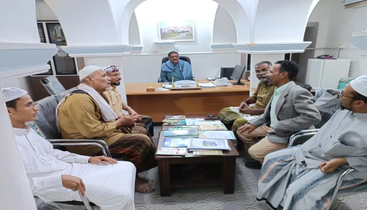 خلال استقباله المهنئين.. مدير عام تريم يشدد على الانضباط الوظيفي وخدمة المواطنين