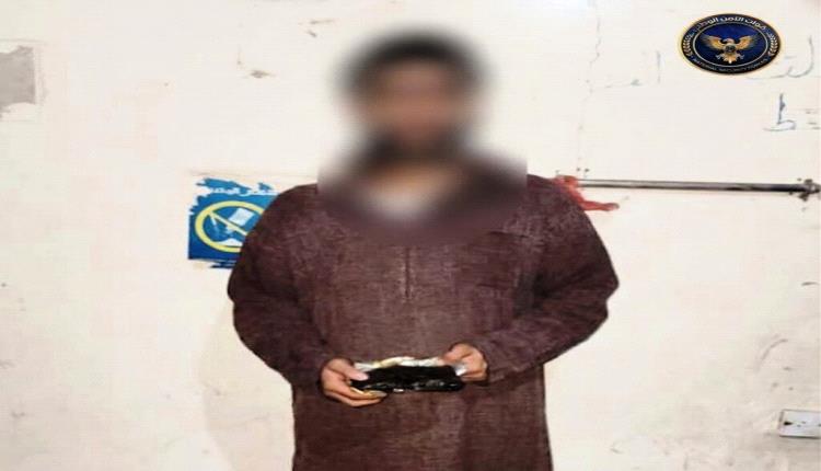 قوات طوق العاصمة عدن تضبط متهماً بحوزته نصف كيلو حشيش في منفذ العلم عدن