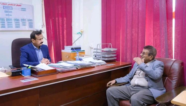 المحافظ بن الوزير يطلع على مستوى الانضباط الوظيفي، ويؤكد أهمية الالتزام بالدوام الرسمي