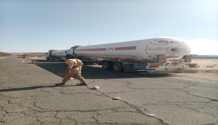 شرطة المهرة العسكرية تغلق الطريق الدولي للمطالبة برواتب متوقفة منذ 5 سنوات