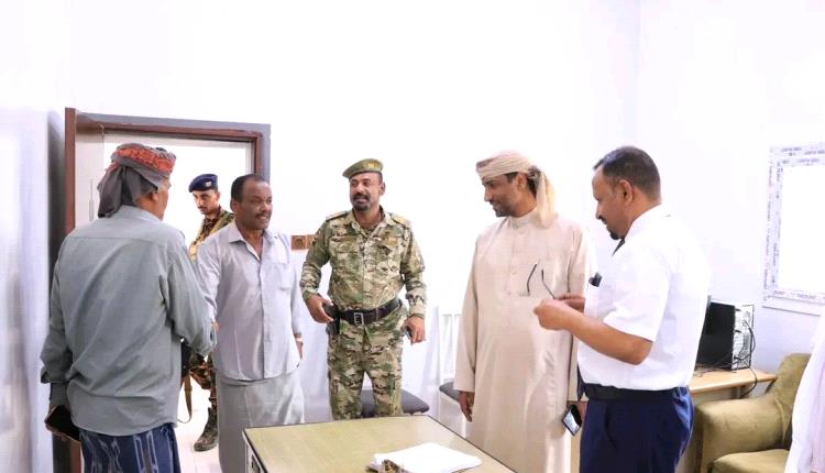 وكيل أول المهرة ينفذ جولة ميدانية لتعزيز الانضباط الوظيفي بعد إجازة العيد
