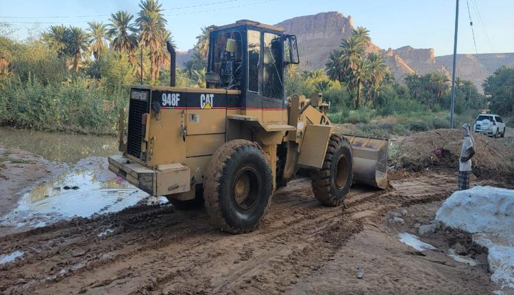 الأشغال العامة بتريم تواصل فتح مجاري السيول وإزالة المخلفات ضمن إجراءات احترازية لمواجهة الأمطار