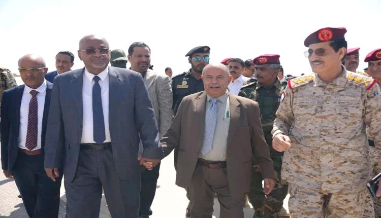 عضو مجلس القيادة محافظ حضرموت يستقبل وفدًا حكوميًا رفيعًا في المكلا