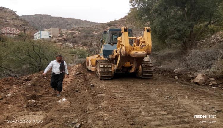 السيول تعزل مناطق في يافع سرار.. وتحرك رسمي عاجل لإعادة فتح الطريق