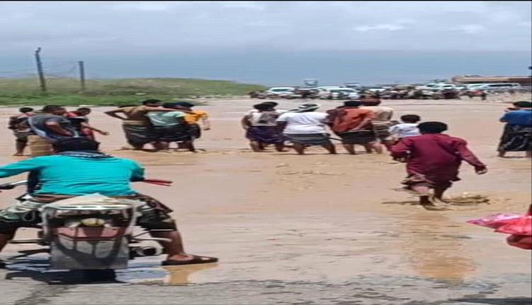 سيول جارفة في شقرة تعزل الطريق الدولي بين حضرموت وعدن