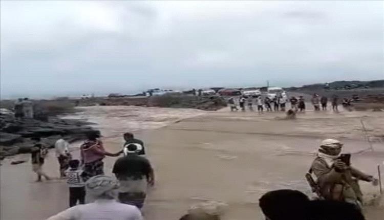 سيول وادي شقرة تعزل المسافرين وتغلق الطريق الدولي في أبين