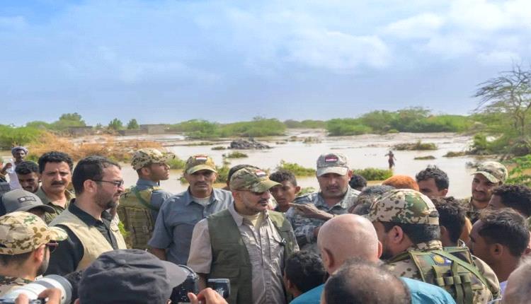 الفريق طارق صالح يتفقد المناطق المتضررة من السيول في ريف المخا ويوجّه بتكثيف الدعم للمنكوبين