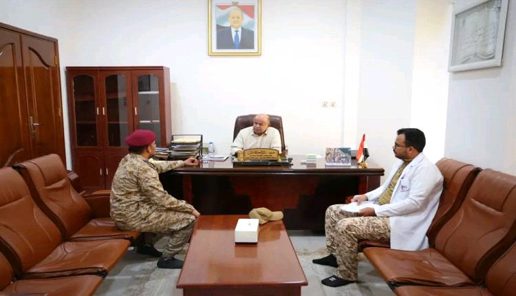 عضو مجلس القيادة الرئاسي الخنبشي يبحث سبل تطوير مستشفى 24 إبريل العسكري بالمكلا