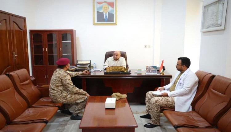 الخنبشي يناقش سبل تطوير مستشفى 24 إبريل العسكري واوضاع صندوق النظافة بوادي وصحراء حضرموت