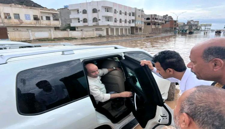 عضو مجلس القيادة محافظ حضرموت يتفقد أحوال المواطنين بالمكلا بعد الأمطار الغزيرة