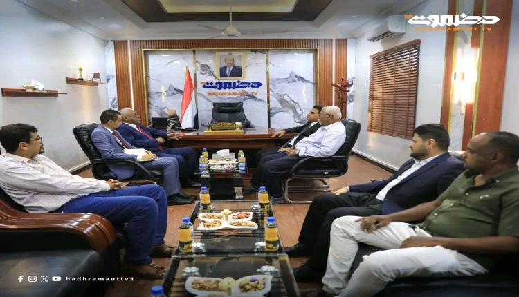 وزير الإدارة المحلية يطلع على سير العمل في قطاع تلفزيون حضرموت ويشيد بتحسن المحتوى الإعلامي