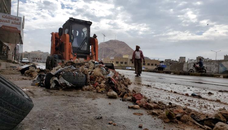 جهود ميدانية مشتركة لمعالجة آثار الأمطار في المكلا