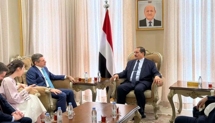 وزير الداخلية يبحث مع السفير الأمريكي تعزيز التعاون الأمني