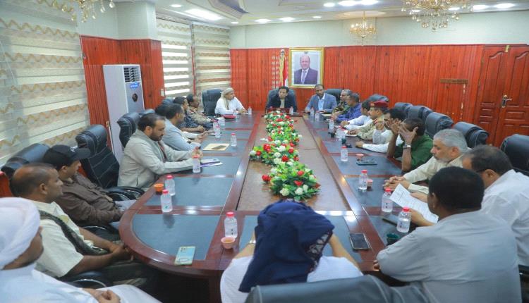 محافظ المهرة يترأس اجتماع لجنة الطوارئ ويطّلع على الإجراءات المتخذة لمواجهة المنخفض الجوي