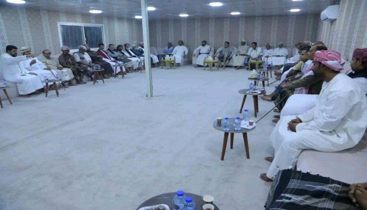 قائد قوة التحالف بالمهرة يستقبل المحافظ بن ياسر ووزير التعليم الفني وعدداً من شيوخ وأعيان المحافظة