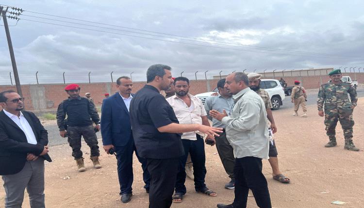 محافظ لحج يوجّه بإجراءات عاجلة لاستئناف مشاريع المياه والصرف الصحي المتعثرة