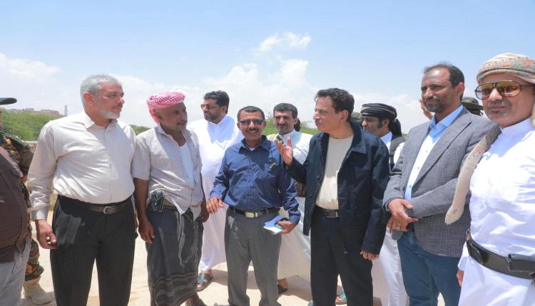 محافظ المهرة يطلع على أعمال تنظيف الجسور والعبّارات عقب سيل وادي الجزع
