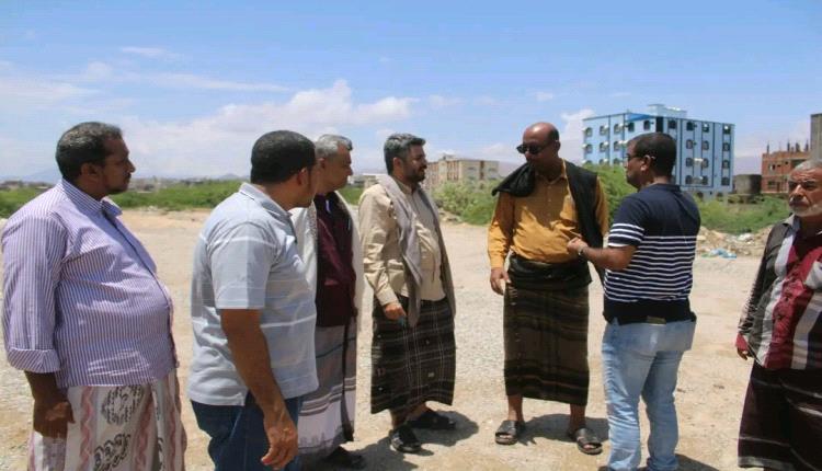 مدير عام المكلا يتفقد المناطق المتضررة من الأمطار ويوجه بسرعة معالجة الانسدادات وإعادة الخدمات