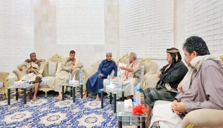 المحافظ بن الوزير يلتقي بقيادات المحاور العسكرية عتق وبيحان ويؤكد على رفع الجاهزية