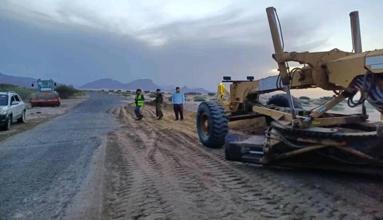 تحركات عاجلة لرفع المعاناة.. استمرار صيانة طريق بيحان – حريب بعد أضرار السيول في شبوة